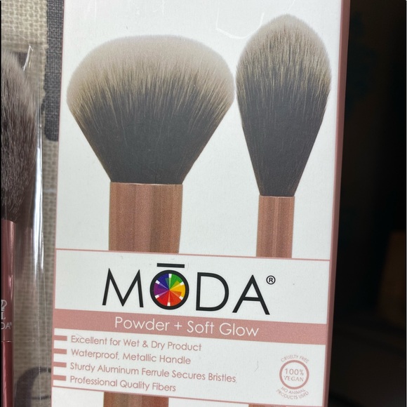 🎉FREE🎉 MŌDA® Limited Edition 2pc Powder & Soft Glow Kit (Free w/purchase) - Picture 5 of 6